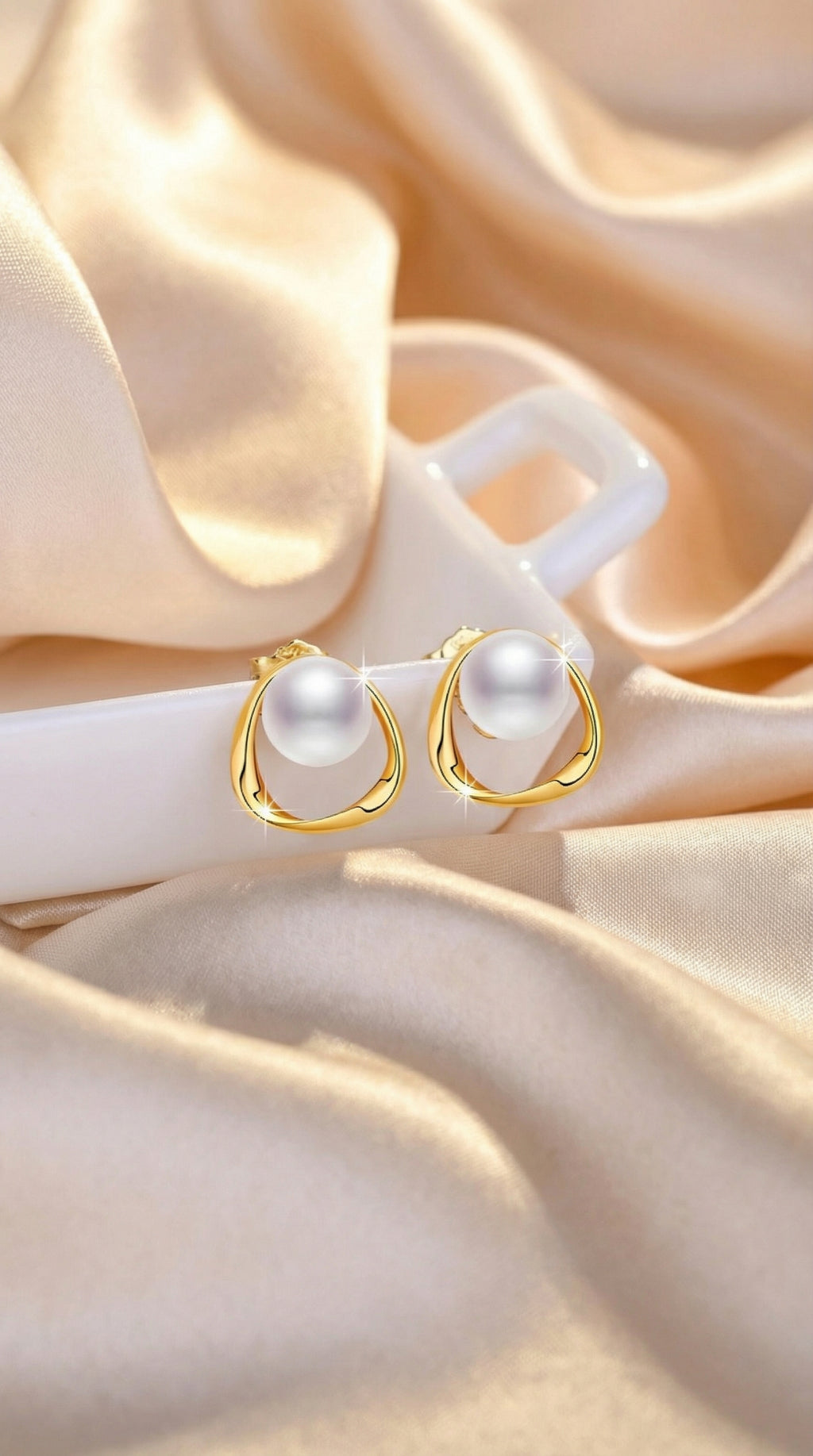 Butigini Golden Halo Pearl Earrings